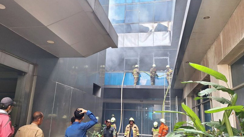Api Kebakaran Gedung D Kemendagri Diduga Berasal dari Luar Api Kebakaran Gedung D Kemendagri Diduga Berasal dari Luar