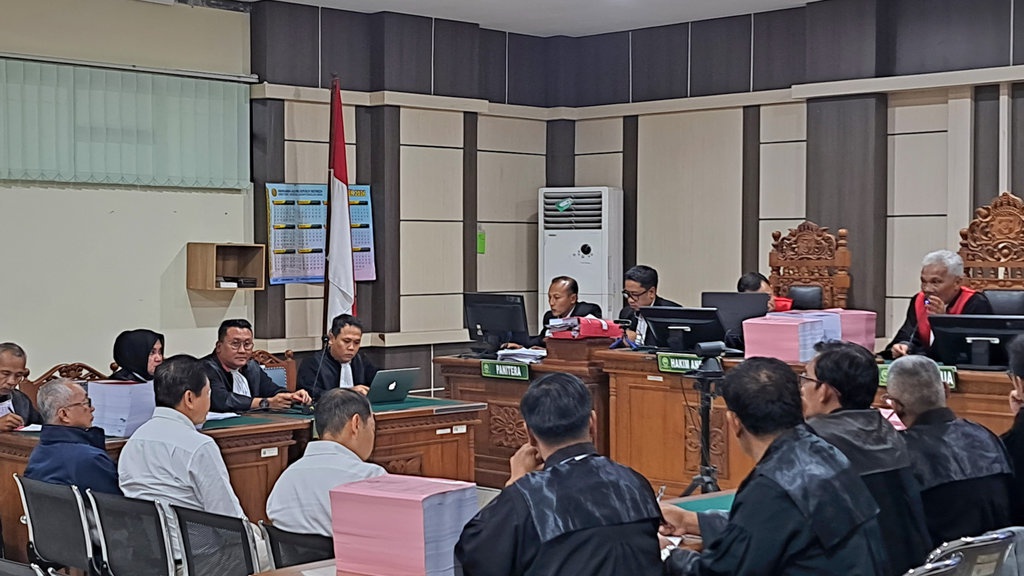 Dua Bos Sritex Dituntut 16 Tahun Penjara dan Bayar Rp1,3 Triliun Dua Bos Sritex Dituntut 16 Tahun Penjara dan Bayar Rp1,3 Triliun
