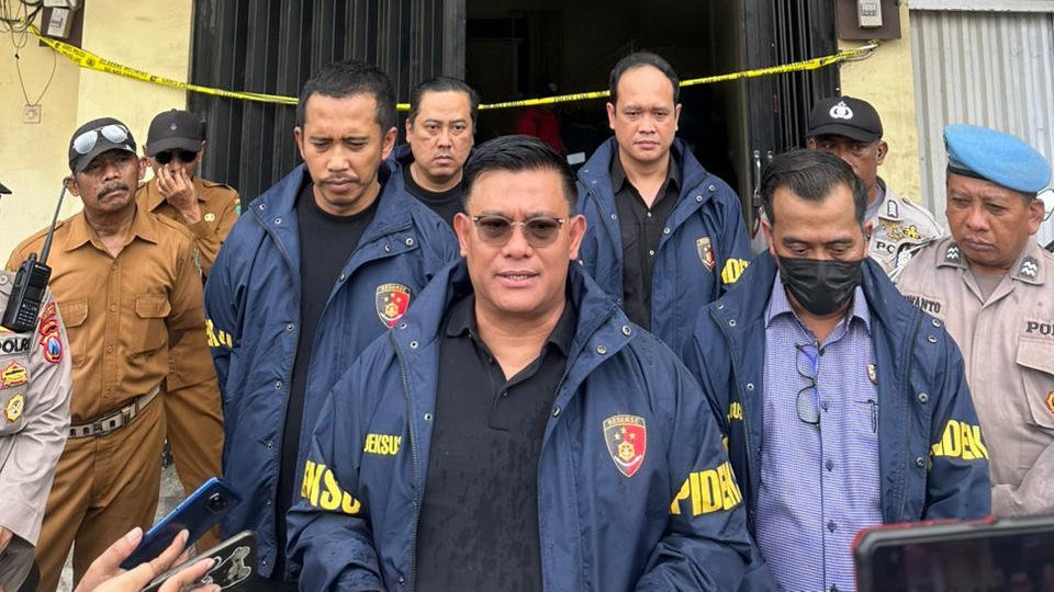 Bareskrim Polri Bongkar Gudang Penyimpanan Impor iPhone Ilegal Bareskrim Polri Bongkar Gudang Penyimpanan Impor iPhone Ilegal