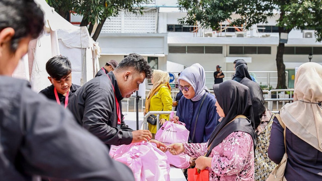 Perkuat Ekonomi Keluarga, Pertamina Bagikan 118 Ribu Sembako Perkuat Ekonomi Keluarga, Pertamina Bagikan 118 Ribu Sembako