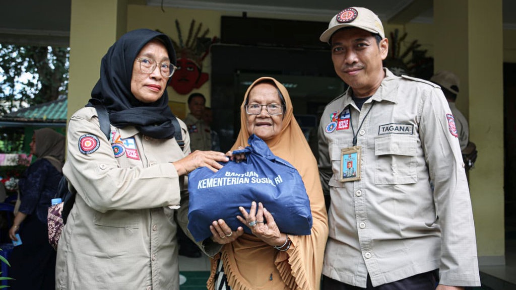 Baksos HUT Tagana: Bersih-Bersih Sungai Hingga Salurkan Sembako Baksos HUT Tagana: Bersih-Bersih Sungai Hingga Salurkan Sembako