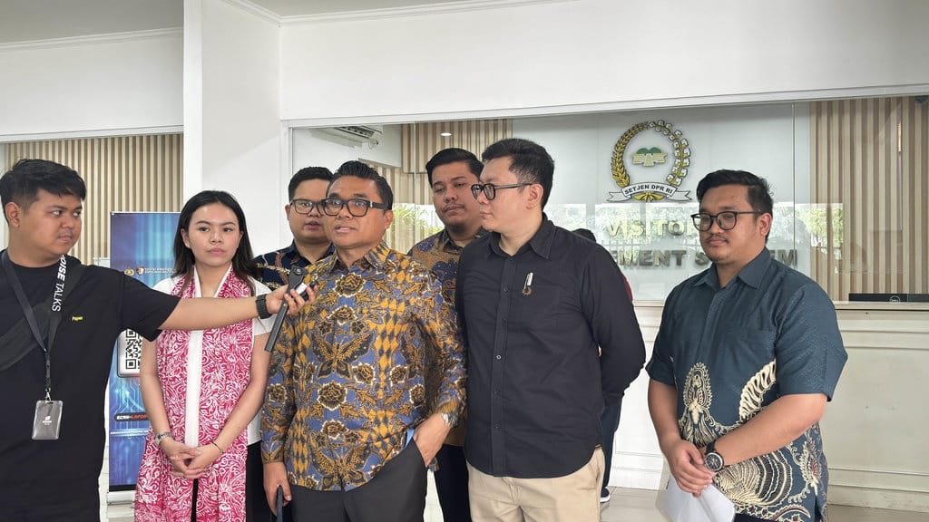 Kubu Riva Siahaan dkk Minta Komisi III Kawal Kasus Minyak Mentah Kubu Riva Siahaan dkk Minta Komisi III Kawal Kasus Minyak Mentah