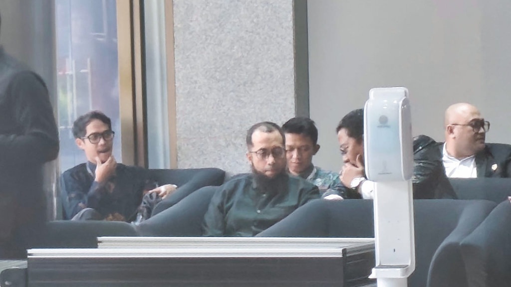 Khalid Basalamah Penuhi Panggilan KPK terkait Kasus Korupsi Haji Khalid Basalamah Penuhi Panggilan KPK terkait Kasus Korupsi Haji