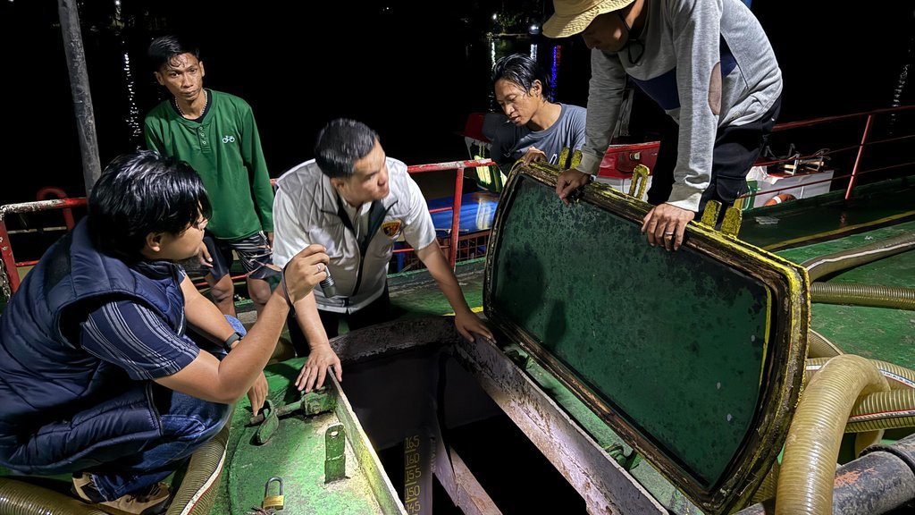 Polda Sumsel Tangkap 2 Kapal Bermuatan 82 Ribu KL Solar Ilegal Polda Sumsel Tangkap 2 Kapal Bermuatan 82 Ribu KL Solar Ilegal