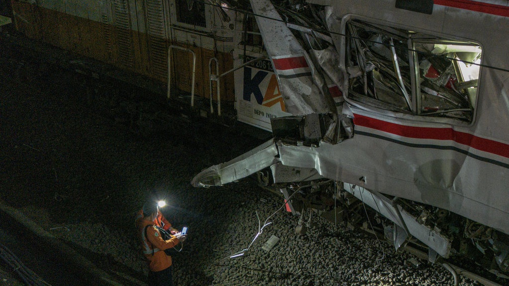 Jeda Temperan Taksi dan Tabrakan Argo Bromo-KRL 3 Menit 43 Detik Jeda Temperan Taksi dan Tabrakan Argo Bromo-KRL 3 Menit 43 Detik