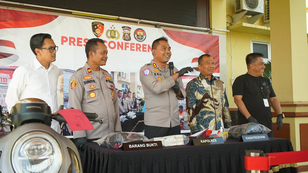 Perampok dan Pembunuh Bocah 12 Tahun di Sumsel Ditangkap Polisi Perampok dan Pembunuh Bocah 12 Tahun di Sumsel Ditangkap Polisi