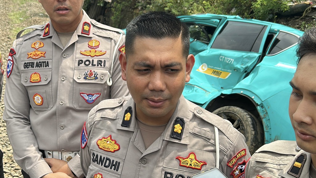 Korsleting Taksi Picu Tabrakan KRL di Bekasi, Sopir Diamankan Korsleting Taksi Picu Tabrakan KRL di Bekasi, Sopir Diamankan