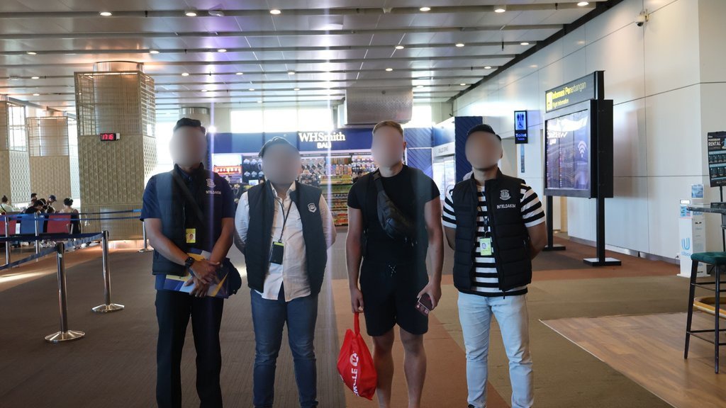 WN Italia Dideportasi dari Bali setelah Mengamuk saat Ditilang WN Italia Dideportasi dari Bali setelah Mengamuk saat Ditilang
