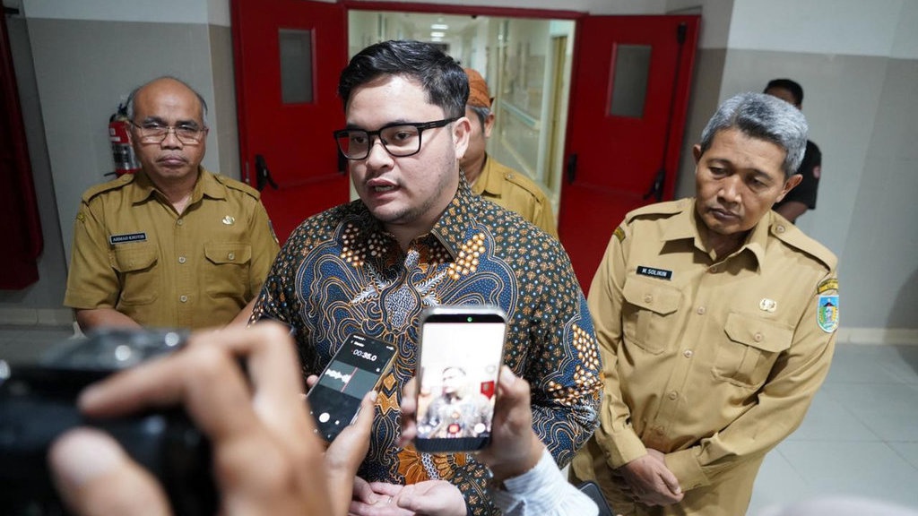 Usai Suspend SPPG, Mas Dhito Besuk Siswa Diduga Keracunan MBG Usai Suspend SPPG, Mas Dhito Besuk Siswa Diduga Keracunan MBG