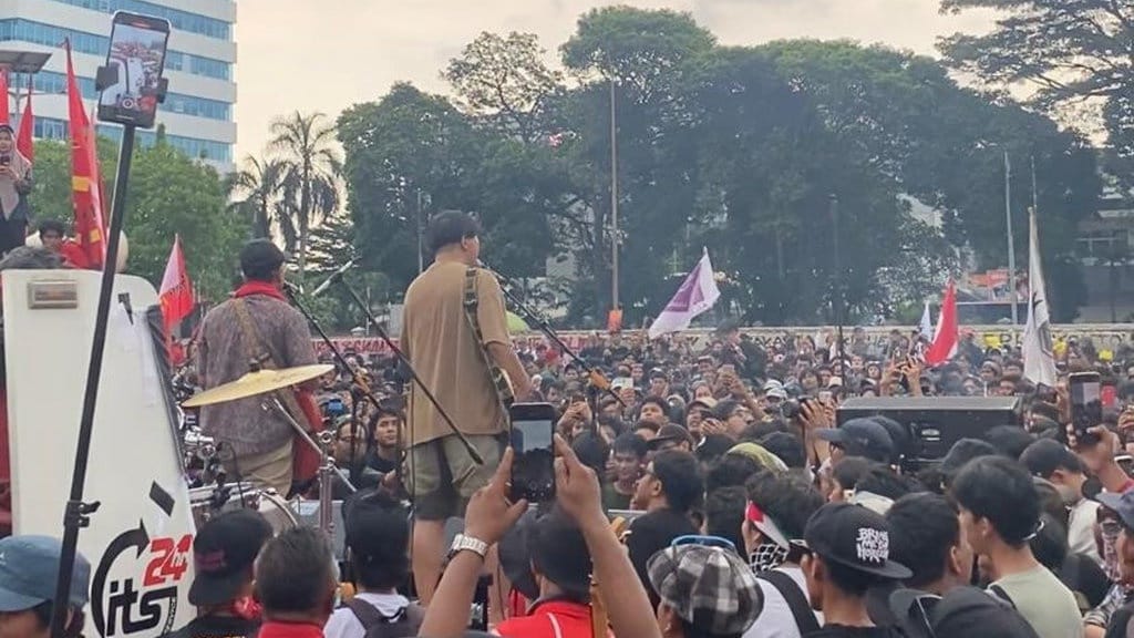 Efek Rumah Kaca Ramaikan May Day di DPR, Lagu 'Di Udara' Bergema Efek Rumah Kaca Ramaikan May Day di DPR, Lagu 'Di Udara' Bergema