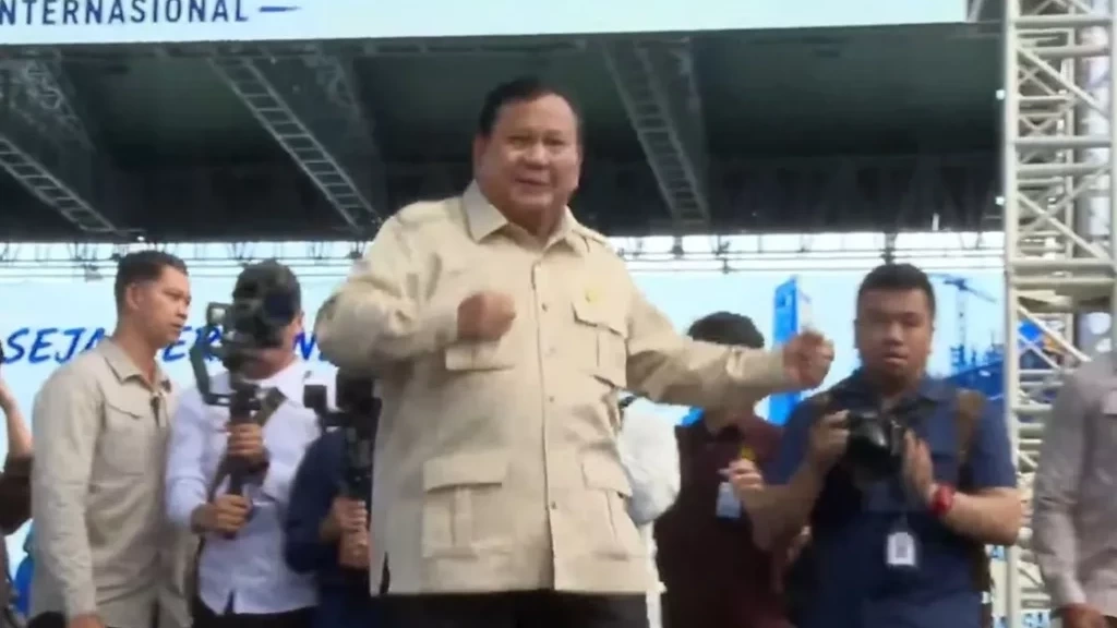 May Day di Monas, Prabowo Sapa Buruh Sambil Joget Bareng Tipe X May Day di Monas, Prabowo Sapa Buruh Sambil Joget Bareng Tipe X