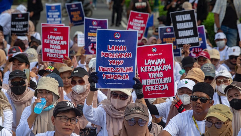 Palagan Buruh-Pengusaha dalam RUU Pelindungan Ketenagakerjaan Palagan Buruh-Pengusaha dalam RUU Pelindungan Ketenagakerjaan