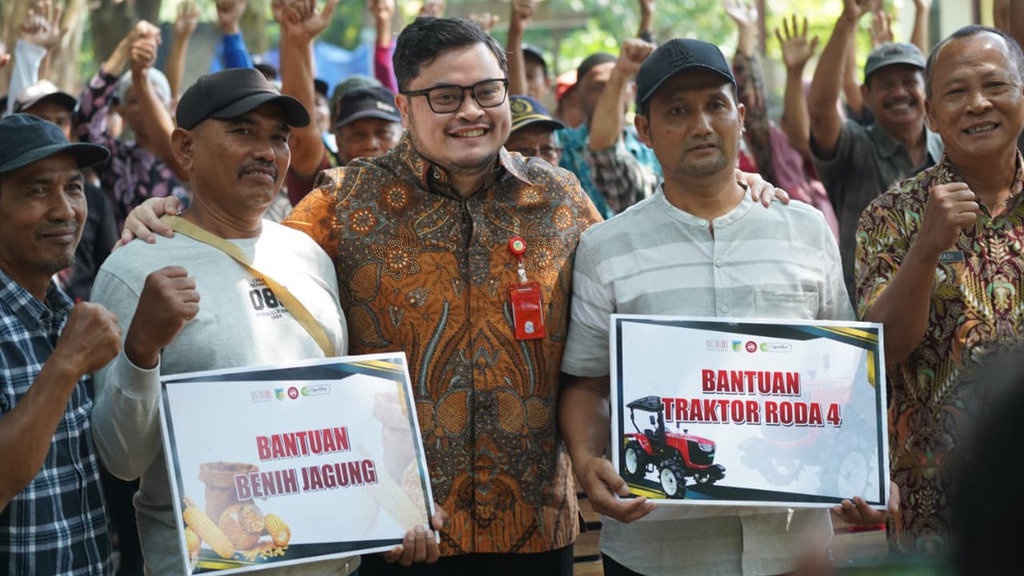 Mas Dhito Beri Petani Ngadiluwih Bantuan Benih Jagung & Traktor Mas Dhito Beri Petani Ngadiluwih Bantuan Benih Jagung & Traktor