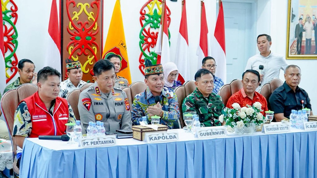 Gubernur Kalteng, Forkopimda, & Pertamina Bahas Antrean di SPBU Gubernur Kalteng, Forkopimda, & Pertamina Bahas Antrean di SPBU