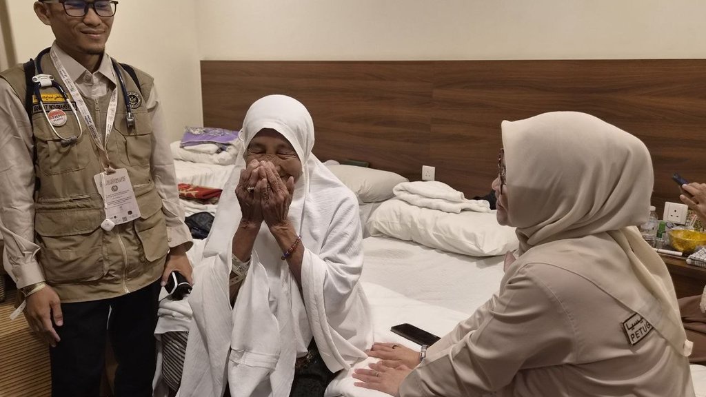 Tangis Nenek Epa di Depan Ka'bah, Berhaji Dilayani Bak Raja Tangis Nenek Epa di Depan Ka'bah, Berhaji Dilayani Bak Raja