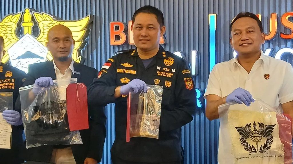 Bea Cukai Soetta Tangkap WN India Penyelundup Emas Rp700 Juta Bea Cukai Soetta Tangkap WN India Penyelundup Emas Rp700 Juta