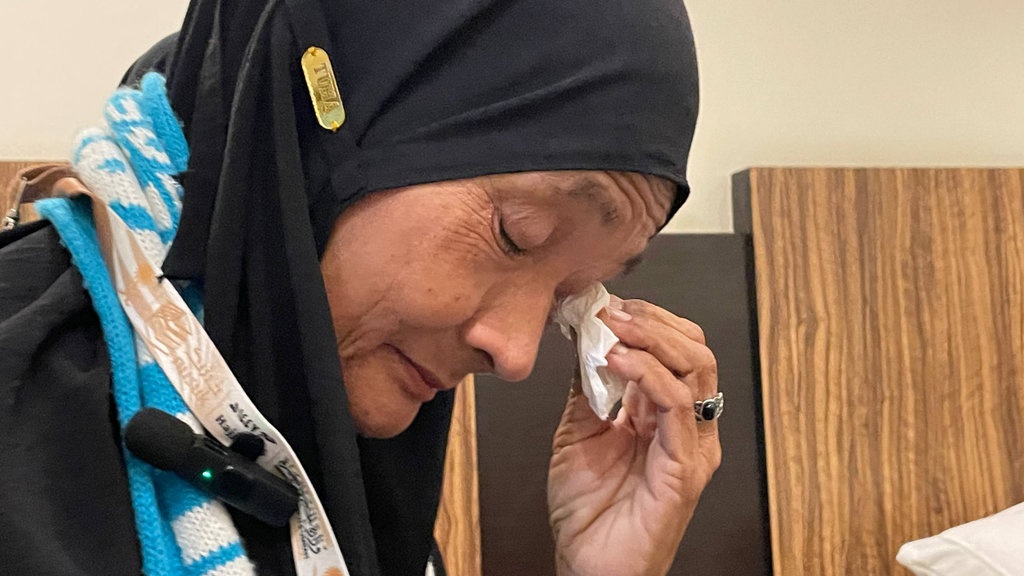 Tangis Nenek Jumaria Melihat Langsung Ka'bah, Bukan di Sajadah Tangis Nenek Jumaria Melihat Langsung Ka'bah, Bukan di Sajadah