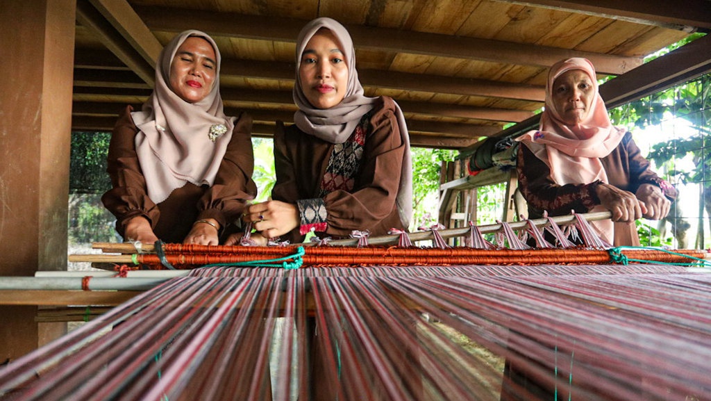 Bertahan di Tengah Krisis: Kisah Perajin Songket Aceh Bertahan di Tengah Krisis: Kisah Perajin Songket Aceh