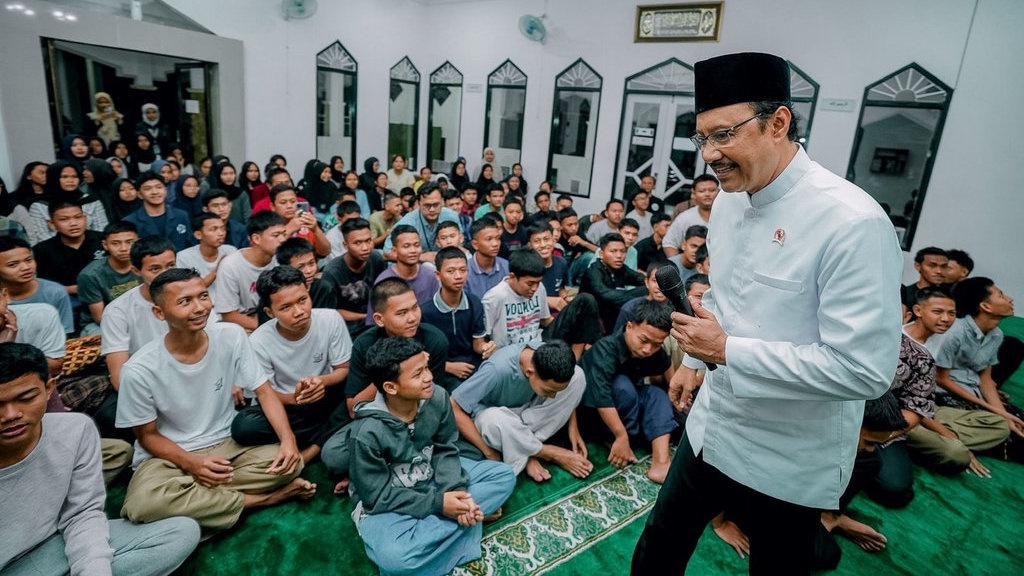 Gus Ipul Apresiasi Prestasi Siswa SRMA 17 Surakarta Gus Ipul Apresiasi Prestasi Siswa SRMA 17 Surakarta