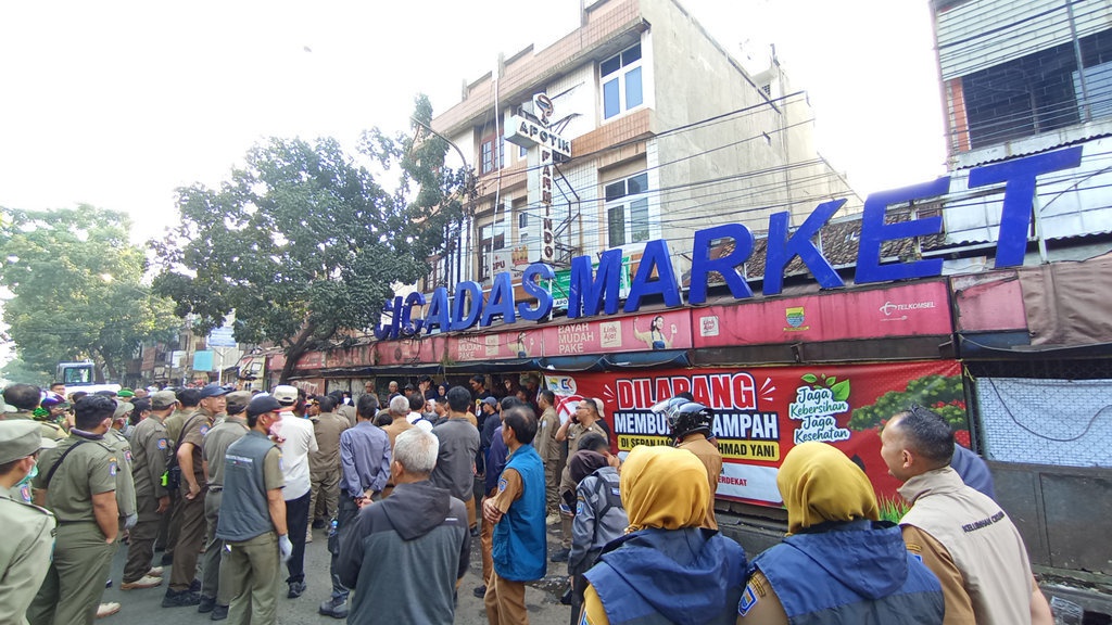 Satpol PP Bongkar Kios PKL di Cicadas Bandung Imbas Proyek BRT Satpol PP Bongkar Kios PKL di Cicadas Bandung Imbas Proyek BRT