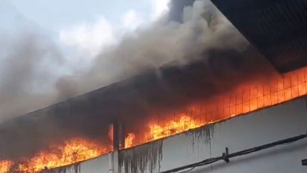Gudang Plastik di Jakbar Terbakar, 19 Unit Damkar Dikerahkan Gudang Plastik di Jakbar Terbakar, 19 Unit Damkar Dikerahkan