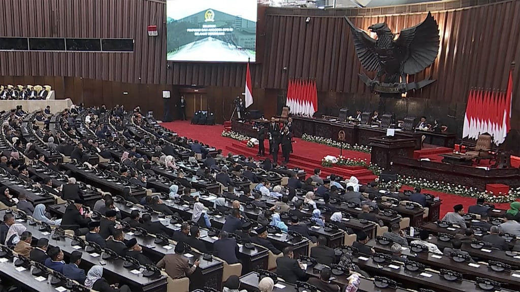 Rapat Paripurna Setujui Revisi UU Polri Jadi Usul Inisiatif DPR Rapat Paripurna Setujui Revisi UU Polri Jadi Usul Inisiatif DPR