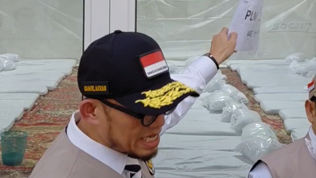Wamenhaj Dahnil Robek Penanda Dipasang KBIHU di Tenda Arafah Wamenhaj Dahnil Robek Penanda Dipasang KBIHU di Tenda Arafah