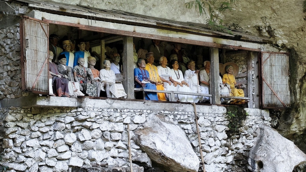 Melihat Toraja Lebih Dekat: Kete Kesu, Londa dan Patung Yesus Melihat Toraja Lebih Dekat: Kete Kesu, Londa dan Patung Yesus
