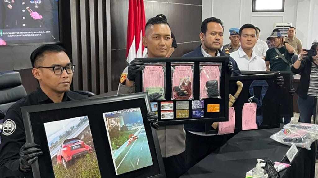 Polisi Ungkap Kasus Pembunuhan Wanita Jasad Dibuang di Tol Bogor Polisi Ungkap Kasus Pembunuhan Wanita Jasad Dibuang di Tol Bogor