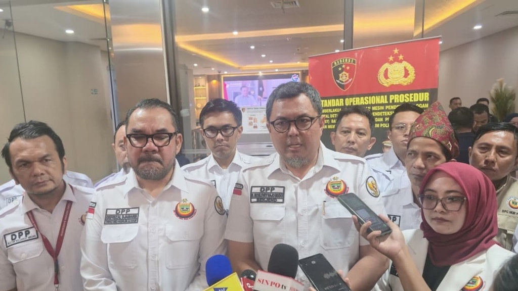 Abu Janda Dilaporkan ke Bareskrim usai Sebut Sumbar Intoleran Abu Janda Dilaporkan ke Bareskrim usai Sebut Sumbar Intoleran