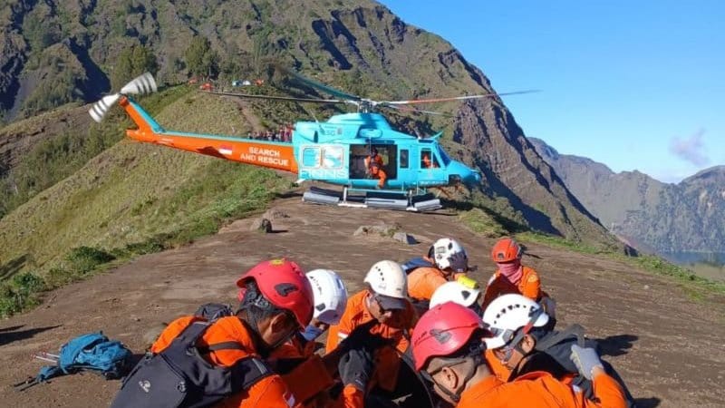 WN Malaysia Cedera di Gunung Rinjani Dievakuasi via Helikopter WN Malaysia Cedera di Gunung Rinjani Dievakuasi via Helikopter