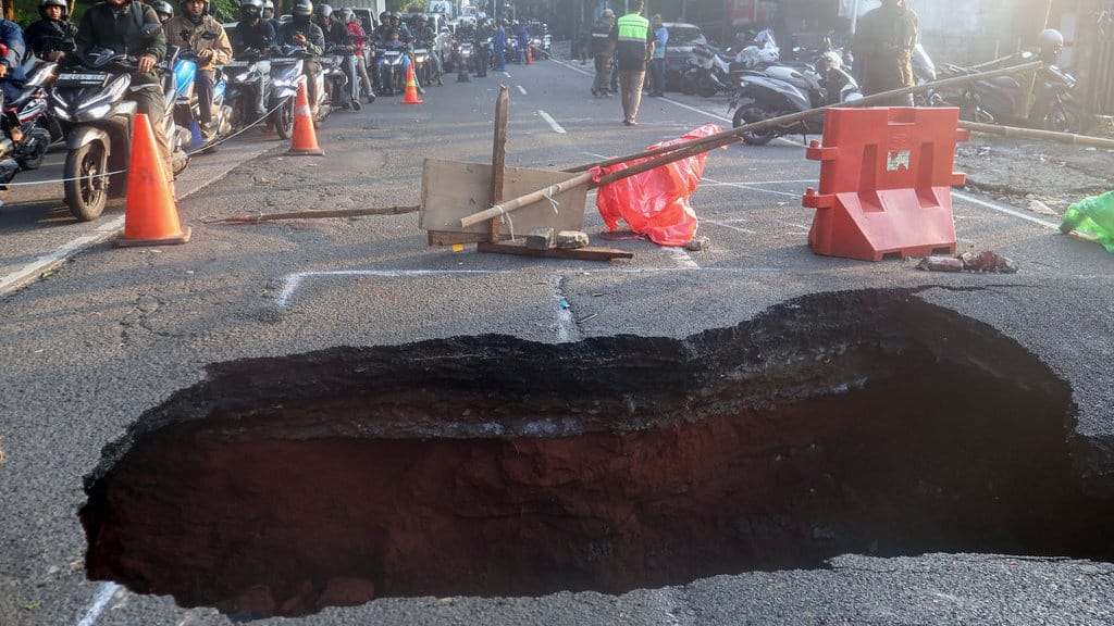 Sejumlah Ruas Jalan Jakarta Berpotensi Ambles, Waspadai Sinkhole Sejumlah Ruas Jalan Jakarta Berpotensi Ambles, Waspadai Sinkhole