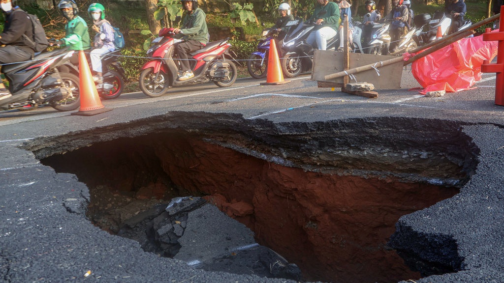 Kronologi Jalan Ambles Lenteng Agung & Update Rute TransJakarta Kronologi Jalan Ambles Lenteng Agung & Update Rute TransJakarta