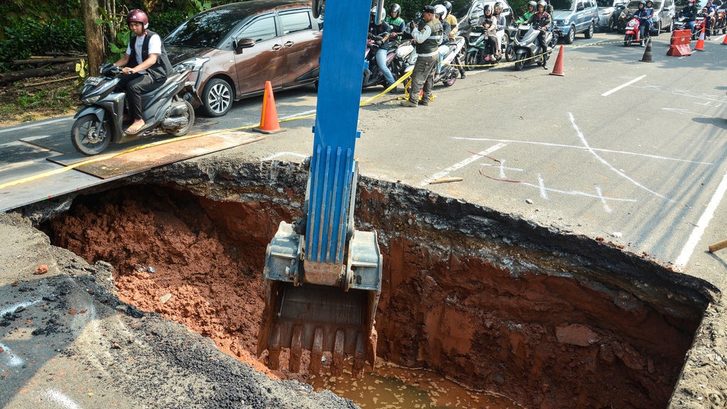 SDA DKI Pasang Gorong-gorong Tangani Jalan Amblas Lenteng Agung SDA DKI Pasang Gorong-gorong Tangani Jalan Amblas Lenteng Agung