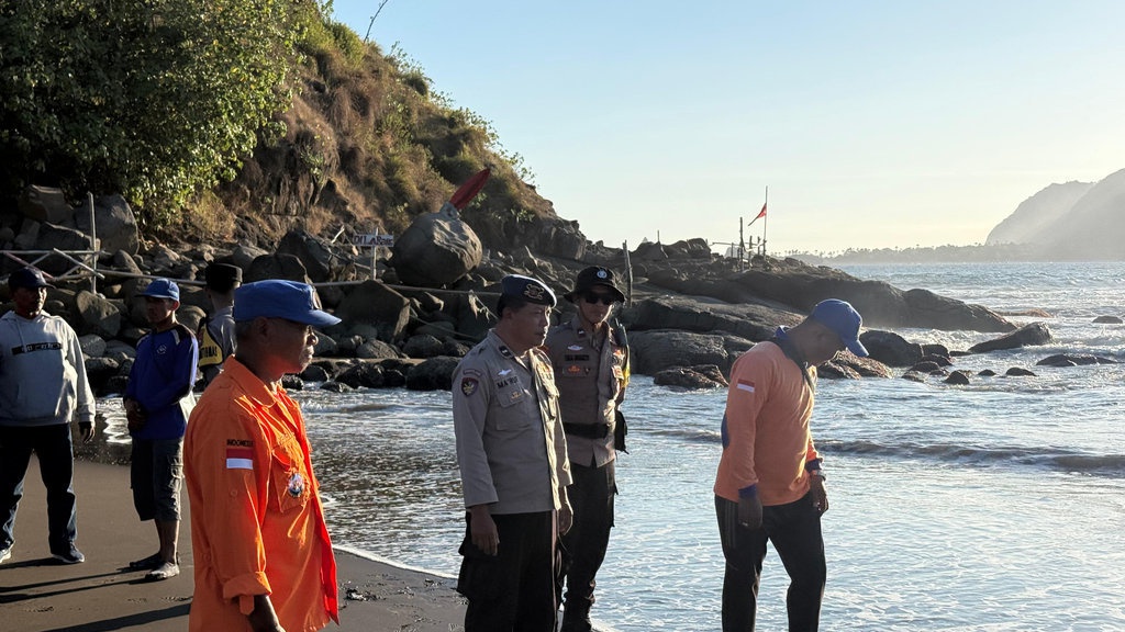 Kakak Beradik Hilang Terseret Ombak di Pantai Payangan Jember Kakak Beradik Hilang Terseret Ombak di Pantai Payangan Jember