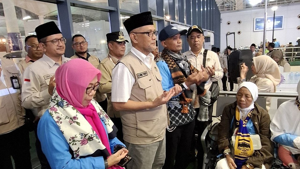 Menhaj Lepas Kepulangan Perdana Jemaah Haji Indonesia Menhaj Lepas Kepulangan Perdana Jemaah Haji Indonesia