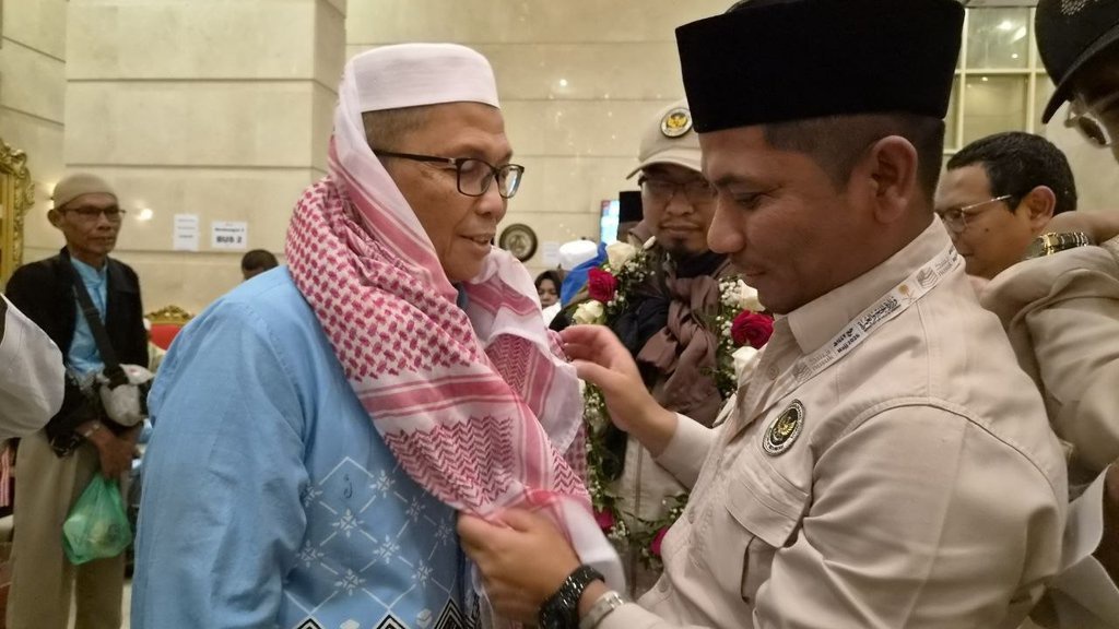 Di Balik Pengalungan Sorban Jemaah Haji Batam 1 Menuju Jeddah Di Balik Pengalungan Sorban Jemaah Haji Batam 1 Menuju Jeddah