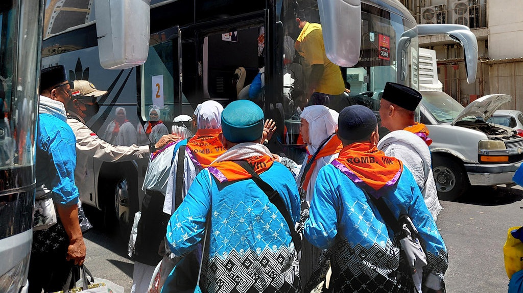 Tangis Haru & Lambaian Tangan Jemaah KNO 02 Tinggalkan Makkah Tangis Haru & Lambaian Tangan Jemaah KNO 02 Tinggalkan Makkah