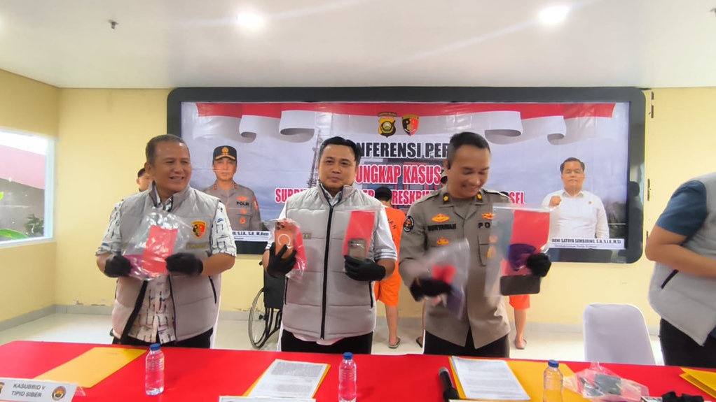 Polda Sumsel Bongkar Sindikat IMEI Ilegal 12 Ribu iPhone Polda Sumsel Bongkar Sindikat IMEI Ilegal 12 Ribu iPhone