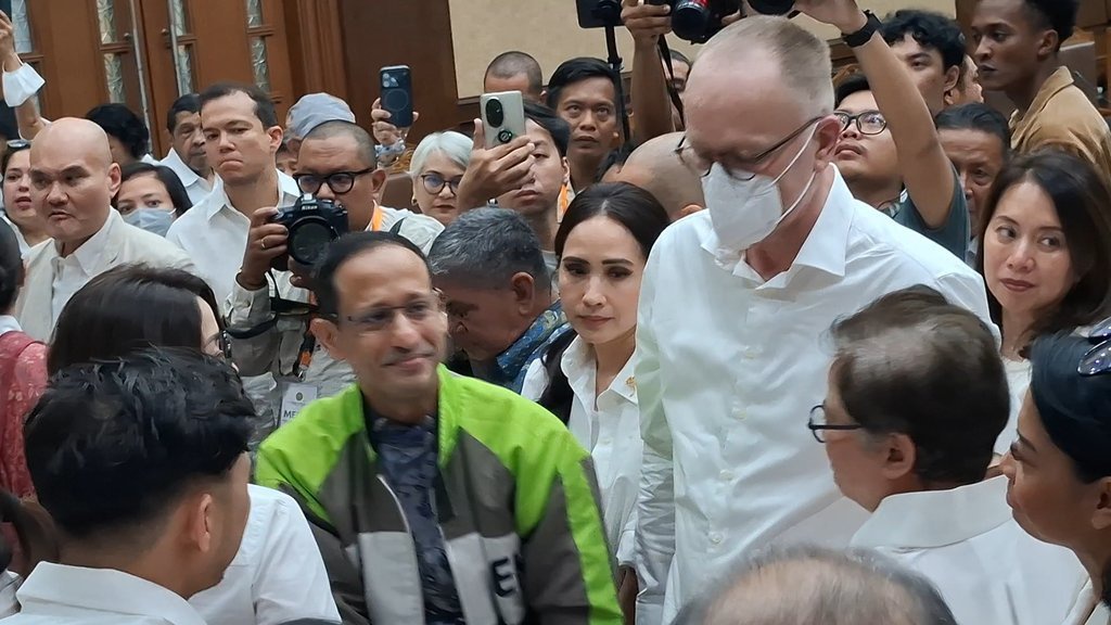 Nadiem Makarim Kenakan Jaket Gojek saat Jalani Sidang Pleidoi Nadiem Makarim Kenakan Jaket Gojek saat Jalani Sidang Pleidoi