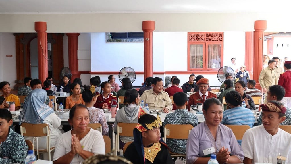 Prabowo Makan MBG Bareng Siswa Sekolah Rakyat Tabanan Bali Prabowo Makan MBG Bareng Siswa Sekolah Rakyat Tabanan Bali