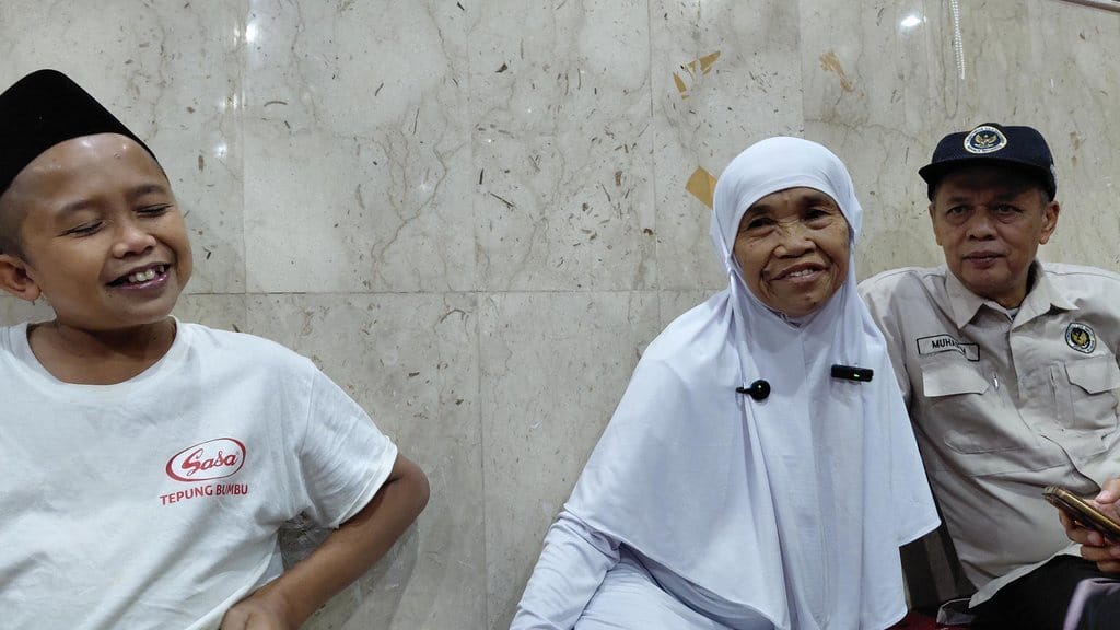 Senyum Semringah Mbah Painah, Penjual Daun Pisang yang Naik Haji Senyum Semringah Mbah Painah, Penjual Daun Pisang yang Naik Haji