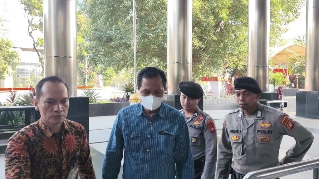 Kena OTT, Bupati Muara Enim Edison Bungkam di Gedung KPK Kena OTT, Bupati Muara Enim Edison Bungkam di Gedung KPK