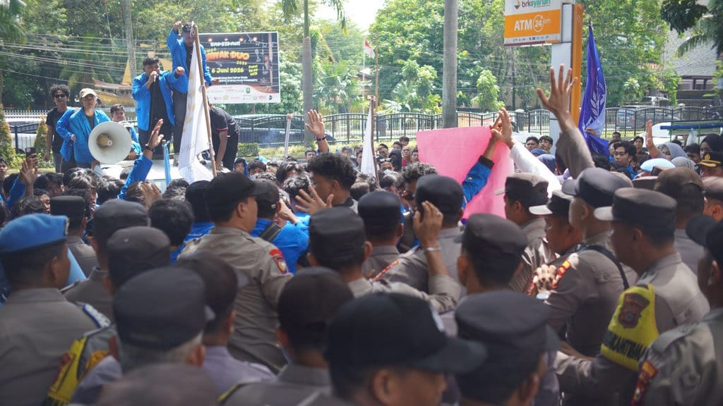 Demo Mahasiswa di Riau Tuntut Prabowo-Gibran Evaluasi Kinerja Demo Mahasiswa di Riau Tuntut Prabowo-Gibran Evaluasi Kinerja
