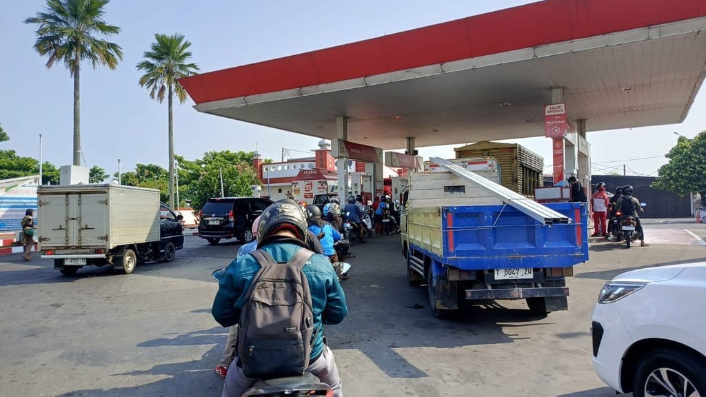 Pertamax Naik, Warga Subang Rela Antre Panjang Berburu Pertalite Pertamax Naik, Warga Subang Rela Antre Panjang Berburu Pertalite