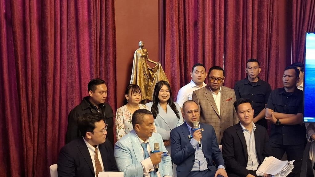 Raffi Ahmad Jelaskan Kronologi Dirinya Foto di Depan Blue Ray Raffi Ahmad Jelaskan Kronologi Dirinya Foto di Depan Blue Ray