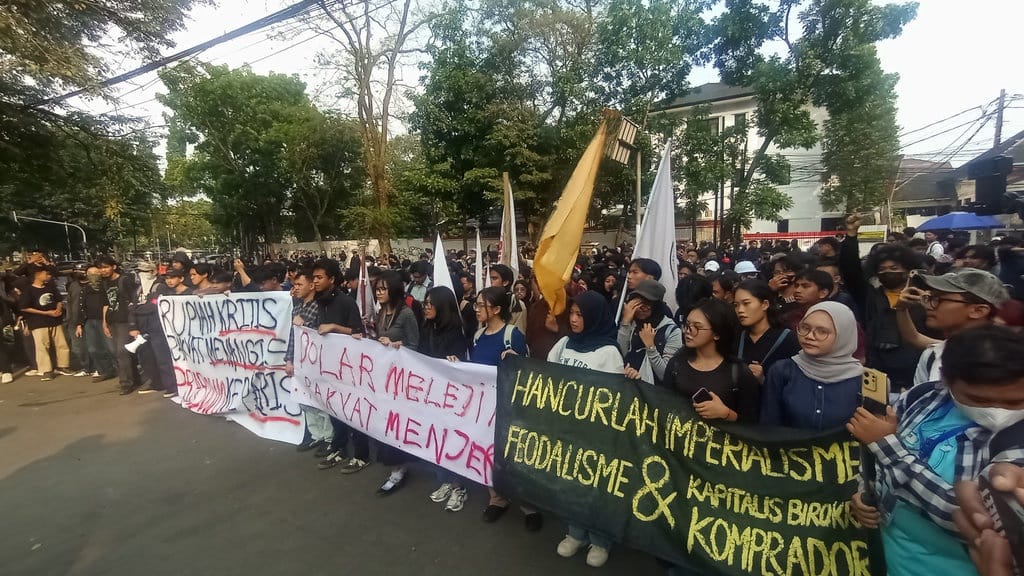Mahasiswa Bandung Demo Kenaikan Harga BBM di DPRD Jabar Mahasiswa Bandung Demo Kenaikan Harga BBM di DPRD Jabar