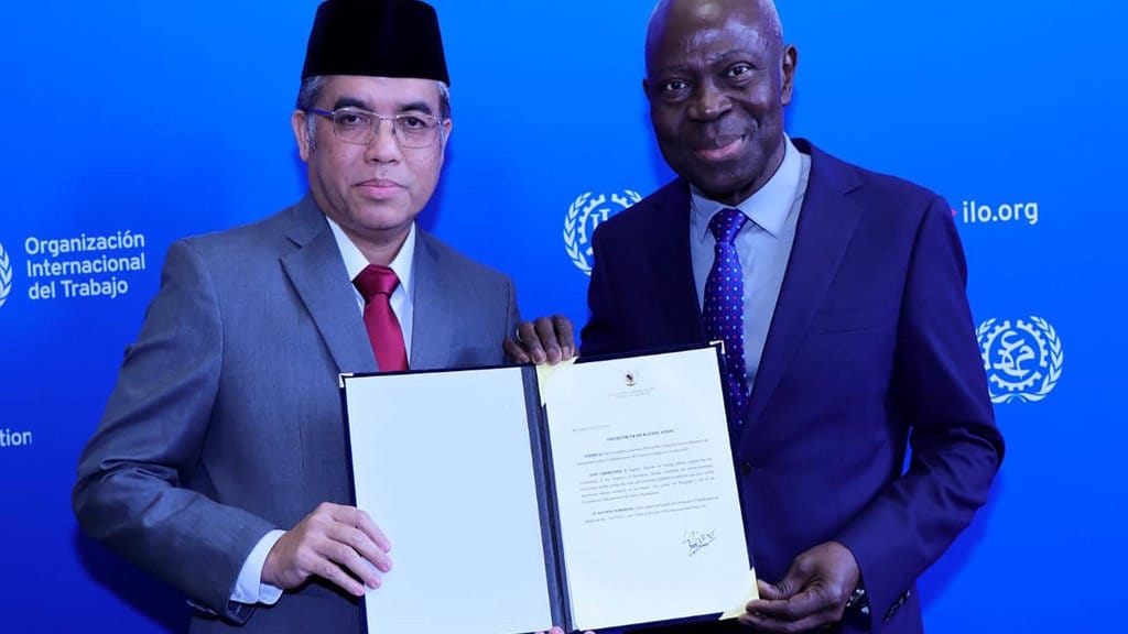 Menaker Serahkan Instrumen Asli Ratifikasi Konvensi ILO 188 Menaker Serahkan Instrumen Asli Ratifikasi Konvensi ILO 188