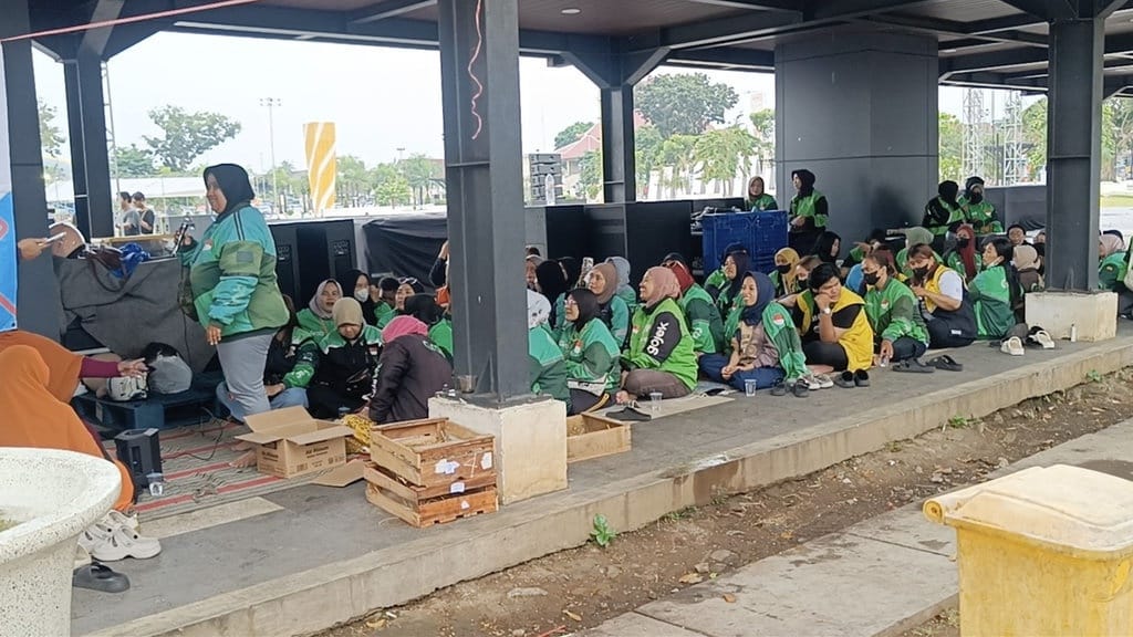 Eks Driver Ojol Bantu Sembako bagi 100 Ojol Wanita Jember Eks Driver Ojol Bantu Sembako bagi 100 Ojol Wanita Jember