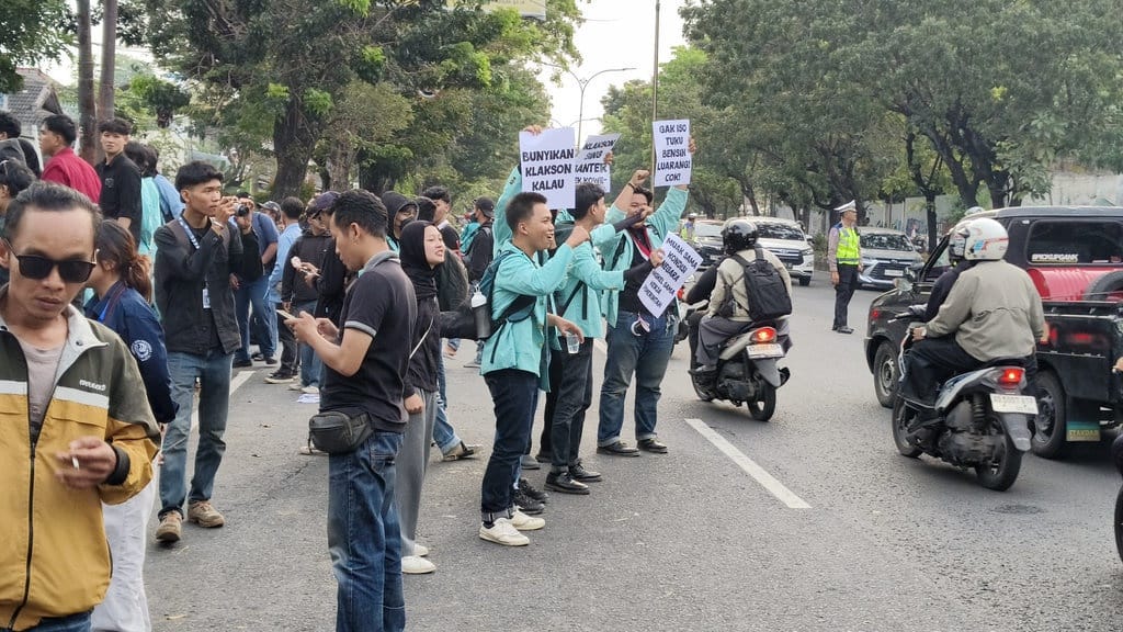 Demo Mahasiswa di Solo Memanas, Dua Orang Sempat Ditangkap Demo Mahasiswa di Solo Memanas, Dua Orang Sempat Ditangkap